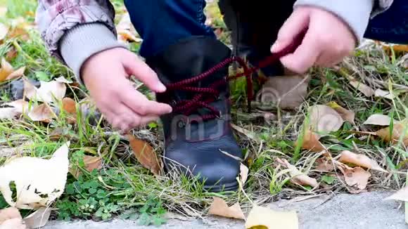 秋天和孩子们一起在户外鞋带视频的预览图