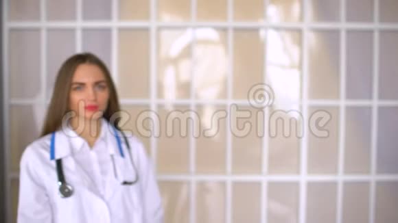 年轻的医生女士走进来微笑着骄傲交叉双臂看着相机青年医学肖像视频的预览图