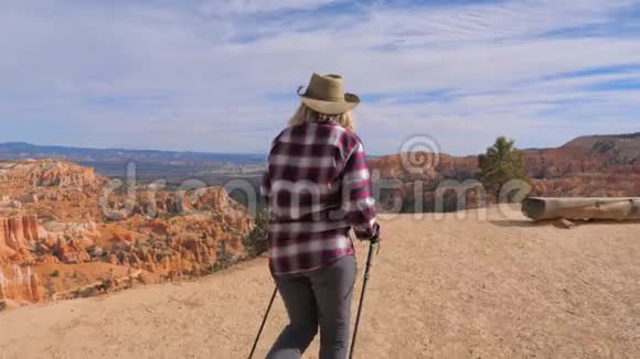 一个女人在布鲁斯峡谷的岩石中远足视频的预览图