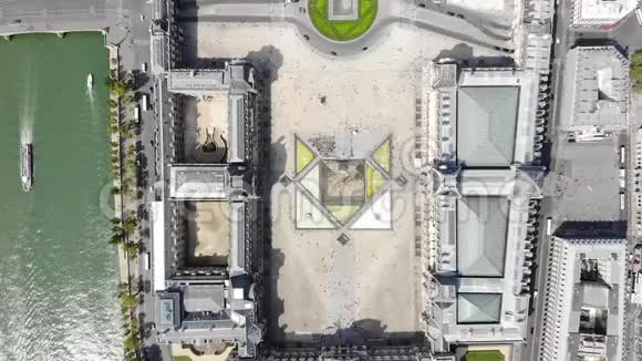 14062018法国人们在阳光明媚的日子在皇宫博物馆附近的广场上散步空中景观视频的预览图