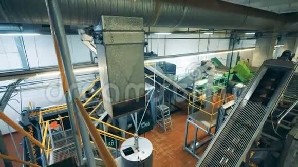 工厂单位配合设备加工土豆视频的预览图