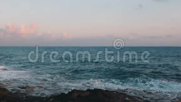 暴风雨般的海浪海浪拍打在岩石海滩上波浪冲击岩石海岸美丽的暴风雨海洋景色美丽美丽视频的预览图