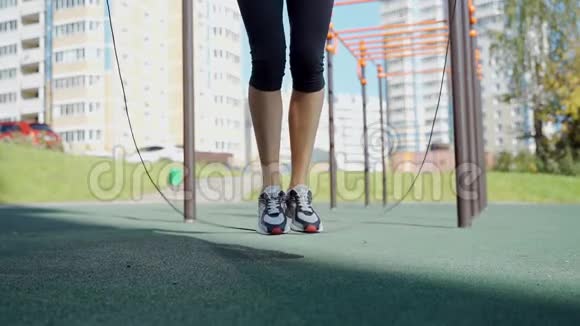 运动活动可爱的女人跳绳有跳绳的女性腿视频的预览图