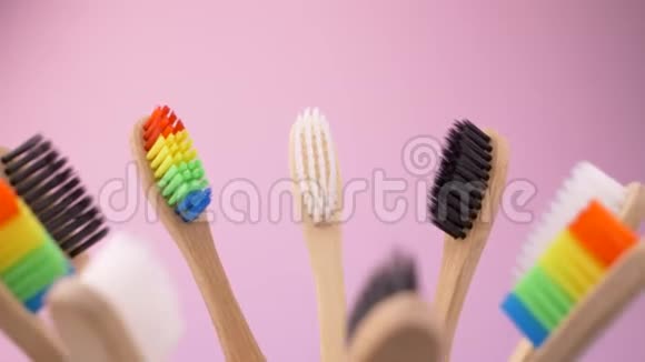 旋转杯中五颜六色的木制牙刷视频的预览图