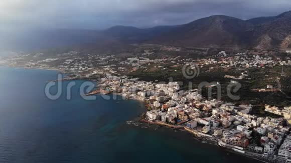 海上空中晨景全景希腊克里特岛的赫森索斯镇和山区视频的预览图