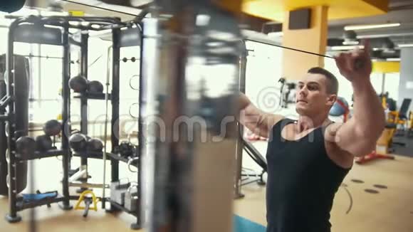 一个年轻的运动员在健身房做力量练习视频的预览图
