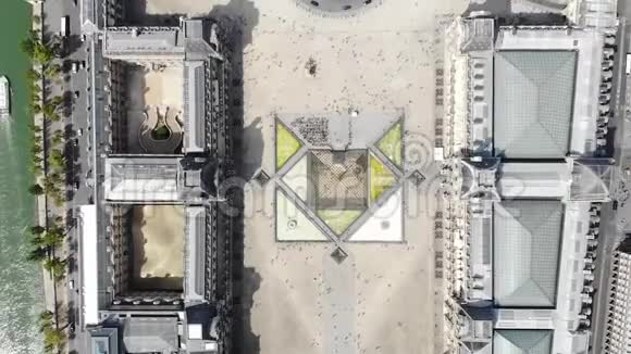 14062018法国人们在阳光明媚的日子在皇宫博物馆附近的广场上散步空中景观视频的预览图
