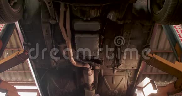 男汽车修理工在车库检查汽车底盘视频的预览图