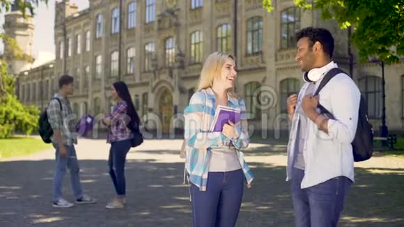 金发姑娘与大学的高年级学生调情给人留下了印象视频的预览图