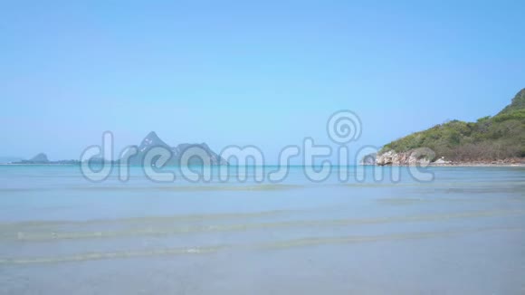 美丽的海滩在前面放松的波浪蓝色干净的大海晴天视频的预览图
