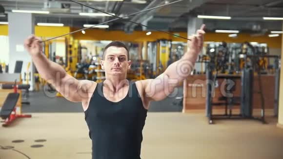 在健身房进行体重训练的年轻肌肉男视频的预览图