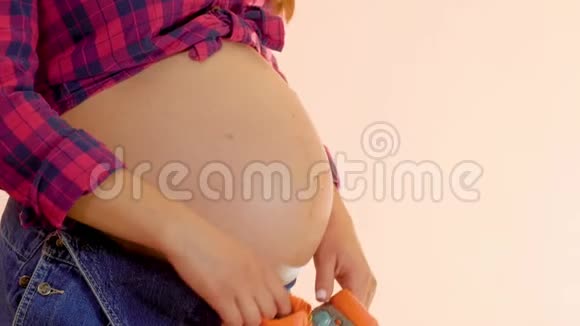 女性的手显示婴儿鞋为母亲手中的新生男孩关闭手工婴儿婴儿用品儿童鞋视频的预览图
