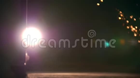 三轮车运动人在明亮的火花前表演杂技慢动作视频的预览图