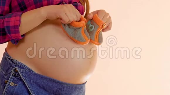 女性的手显示婴儿鞋为母亲手中的新生男孩关闭手工婴儿婴儿用品儿童鞋视频的预览图