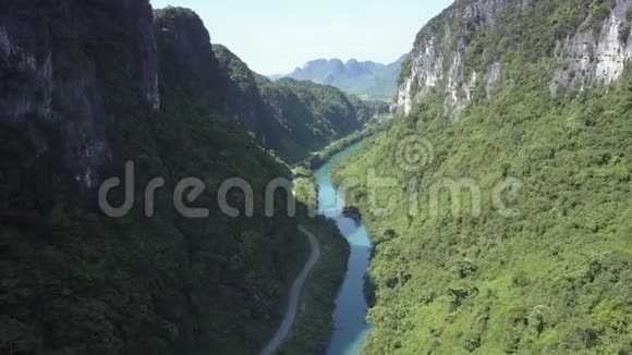 鸟眼飞行在狭窄的峡谷和河流之上视频的预览图