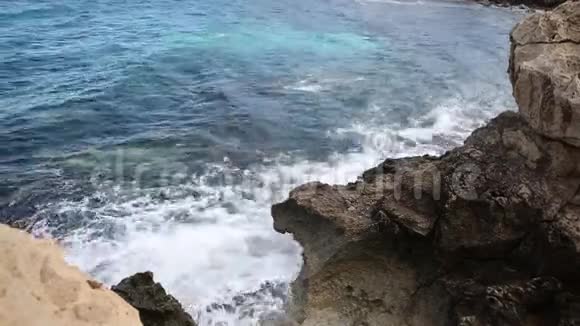 波浪在岩石海岸上翻滚拍打着海岸美丽的海景视频的预览图