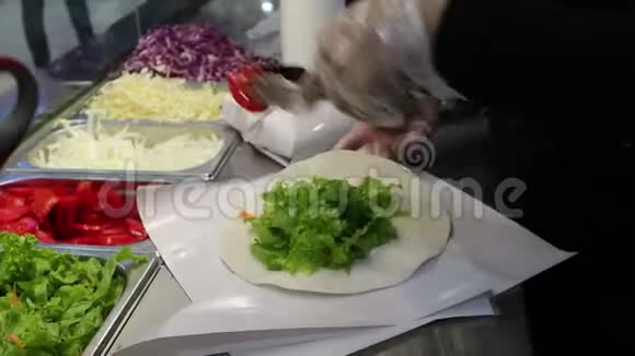 关门厨师在购物中心的食品店做烤肉串三明治视频的预览图