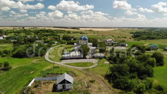 俄罗斯基督教教堂的乡村景观视频的预览图