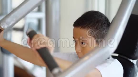 普雷特男孩用健身机锻炼身体视频的预览图