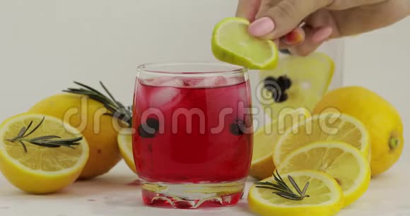 在杯中加入柠檬片加入苏打水柠檬红鸡尾酒视频的预览图