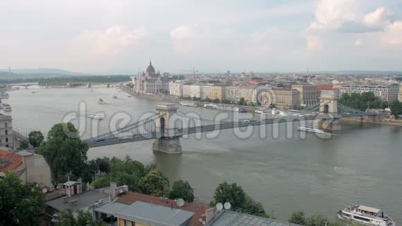 船漂浮在布达佩斯的多瑙河上从山顶俯瞰视频的预览图