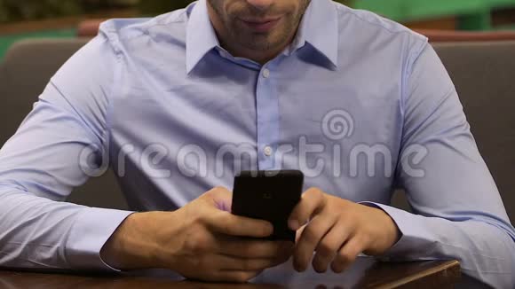 体贴的男性滚动手机屏幕社交媒体失望视频的预览图