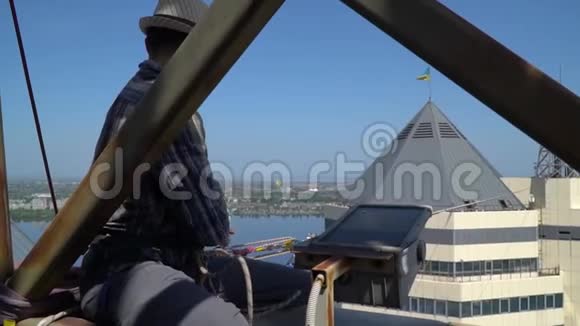 一个人坐在河前的摩天大楼上为高线做好准备视频的预览图