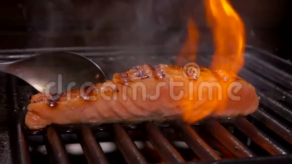 鲑鱼鱼片牛排是在明火上烤的视频的预览图