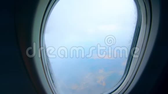 从窗户看到风景的飞行飞机视频的预览图