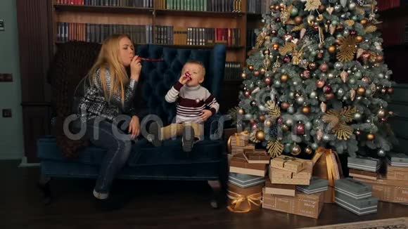 母亲和儿子被吹到展开的管子里圣诞节视频的预览图