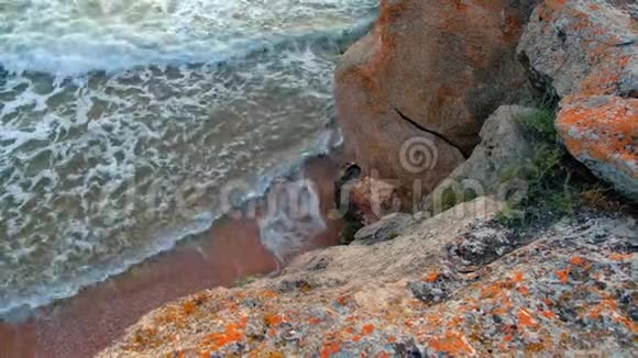 海浪从海岸悬崖上看视频的预览图