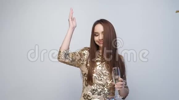 庆祝活动快乐的女人在白色的彩纸上跳舞视频的预览图