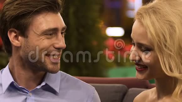 微笑的夫妇坐在咖啡馆里拥抱一起快乐周年纪念视频的预览图