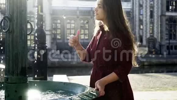 女游客往喷泉里扔硬币视频的预览图
