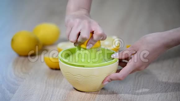 榨柠檬汁视频的预览图