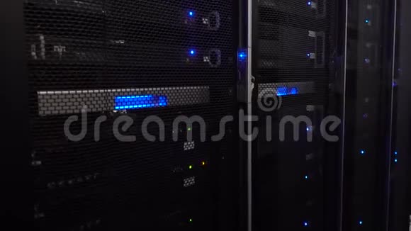 服务器室网互联网和网络电信技术大数据存储超级计算机动作镜头视频的预览图