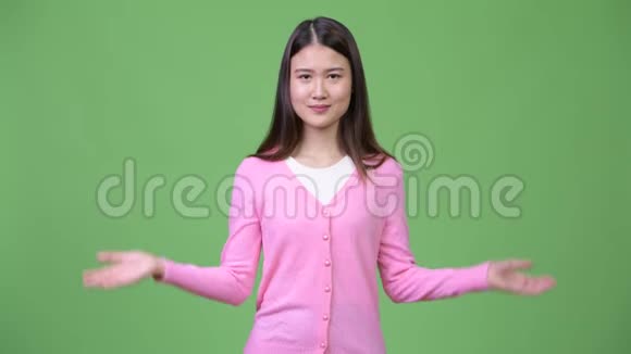 年轻美丽的亚洲女人选择左右视频的预览图
