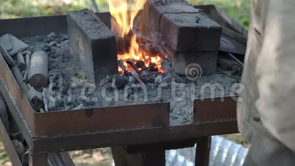 铁匠把铁棒在锻炉中燃烧视频的预览图