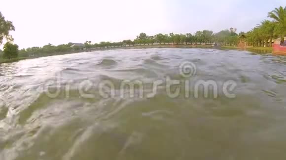 慢镜头水下拍摄池塘充满鱼靠近相机鱼类养殖概念视频的预览图