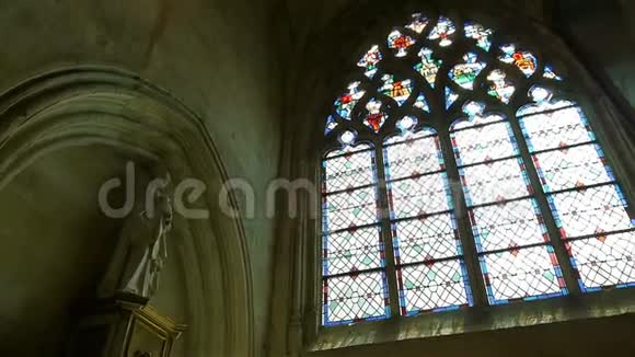 法国诺曼底Lisieux的大教堂窗户和雕像视频的预览图