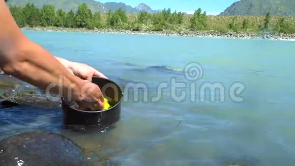 游客在河里洗碗视频的预览图