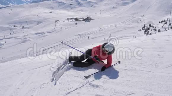 滑雪女子在滑雪坡上跌倒试图站在脚上视频的预览图