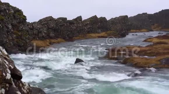 河溪强烈的冰岛景观视频的预览图