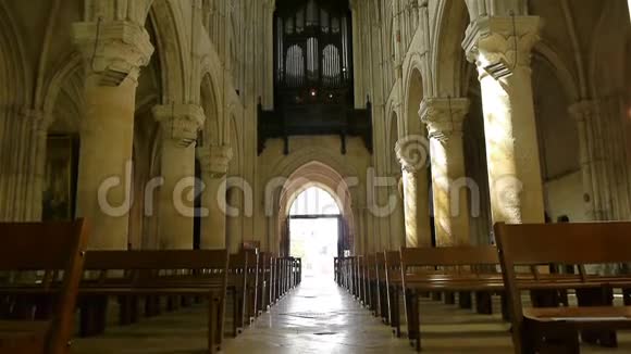 法国诺曼底Lisieux大教堂的内部和机关视频的预览图