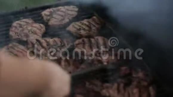 厨师在烤架上翻肉视频的预览图