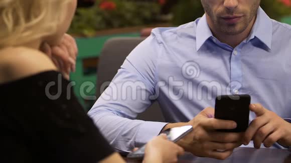 男人在餐桌上用手机而女人在和他说话刺激危机视频的预览图