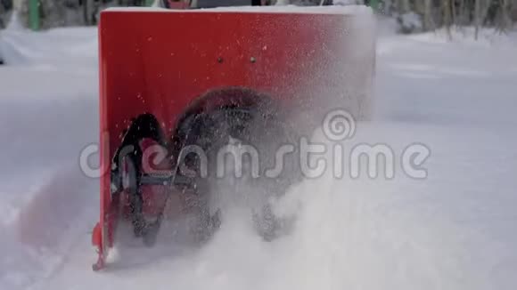 雪田旋转叶片的特写镜头在雪后移除雪堆视频的预览图