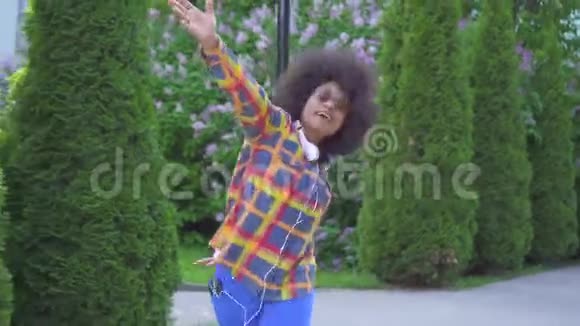 跳舞有趣的非洲裔美国妇女与非洲发型在街上视频的预览图