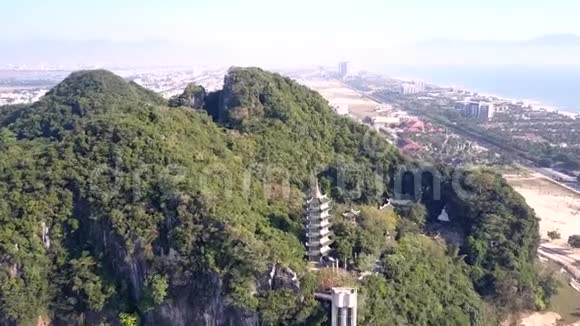从佛塔上空飞往山顶观景台视频的预览图