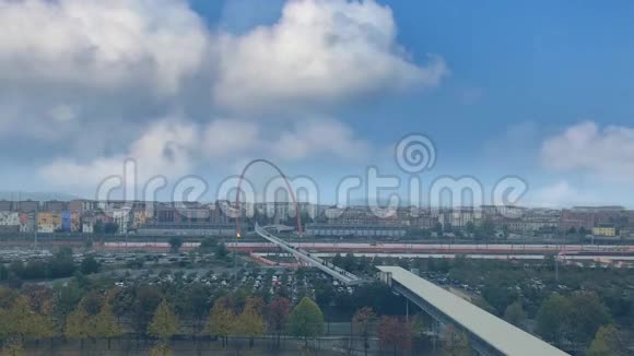 秋日工业城市景观上的彩霞都灵城步行桥视频的预览图